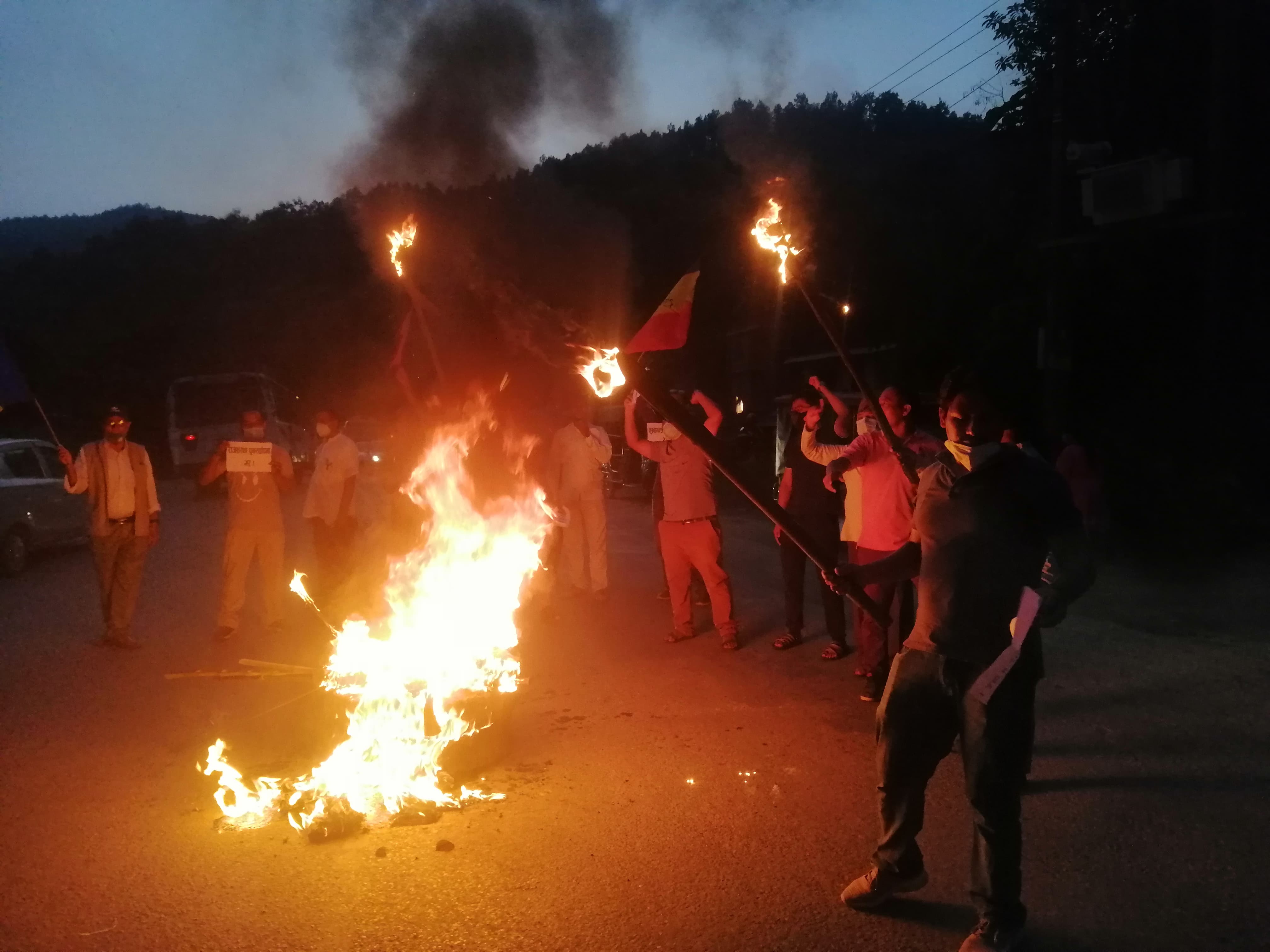 राप्रपाले गर्यो प्रदेश ५ मुख्यमन्त्रीको पुत्ला दहन