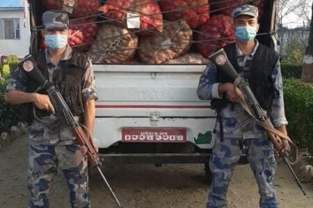 एसपी अधिकारिको  तस्कर माथी एक्सन : एक पिकअप गाडी सहित १६ लाख ४८ हजार ५ सय मूल्य बराबरको अबैध माल नियन्त्रण ।