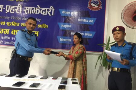 जिल्ला प्रहरी कार्यालय लम्जुंगले ३ महिनाको अबधिमा ६६ थान हरायको मोबाइल फेला पार्न सफल