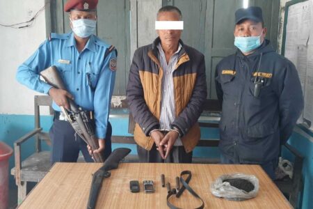 हतियारसहित एकजना  पक्राउ