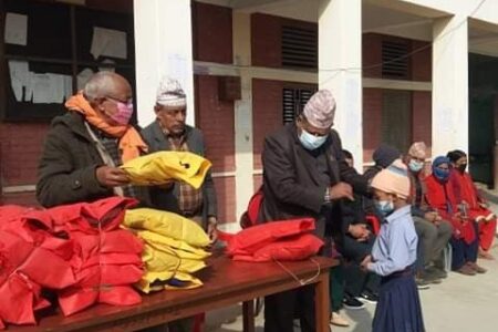 मलमलादेविका अतिविपन्न २५ जना विधार्थीलाई न्यानो कपडा सहयोग