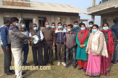 समाजसेवी गुड्डु गुप्ताद्वारा बिधालयमा स्वास्थ्य सामाग्री हस्तान्तरण