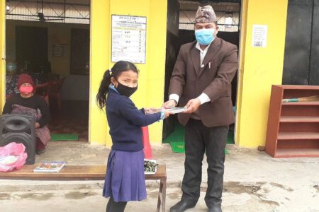 जन्म दिनको अवसरमा प्रअद्धारा विद्यार्थीलाई शैक्षिक सामाग्री वितरण