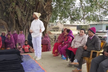 स्थानीय निकाय मौन भएको बेला मस जोडीको वृद्धवृद्धालाई कम्बल उपहार