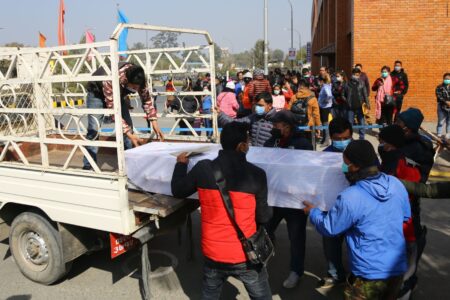 मलेशियामा ज्यान गुमाएका १८ नेपाली कामदारको शव नेपाल ल्याइयो