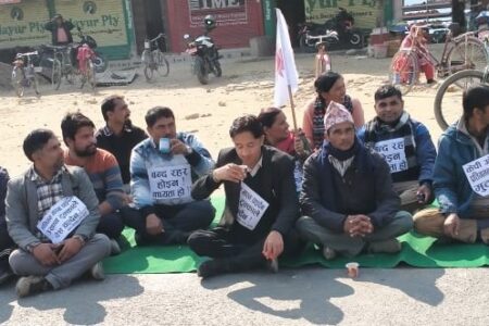 हड्तालको प्रभाव सैनामैनामा : पलेटि मारेर कार्यकर्ता सडकमा