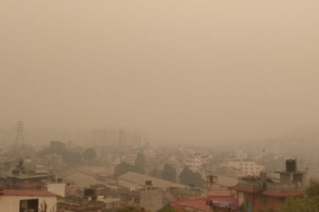 काठमाडौँको आकाशमा देखिएको तुवाँलोले हवाई उडान प्रभावित