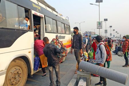 शहरबाट गाउँ फर्कने सवारी साधनमा यात्रुको चापले संक्रमणको जोखिमअझै बढ्यो
