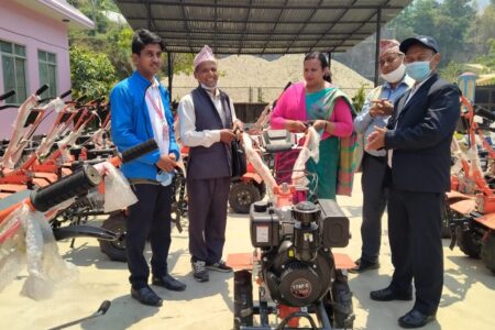 अनुदानमा कृषकलाई ४९ हाते ट्रयाक्टर वितरण