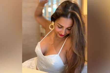 मलाइका अरोराले आफ्नो बेडरुमको गोप्य कुरा खोल्दै भनिन, – “यसरी मजा आउछ ।