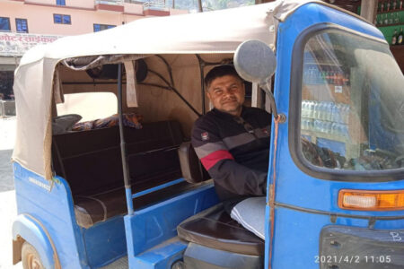 सजिला तारानाथ र उनको गाउँले रथ न्यौपाने यात्रु सेवा