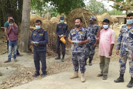 कोरोना संक्रमण बढदै जादा सिमा सुरक्षामा नेपाल प्रहरी र शस्त्र प्रहरीको कडा निगरानी