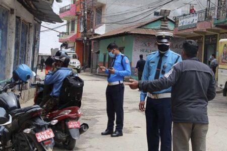 गुल्मीमा निषेधाज्ञा उल्लंघन गरी चलाइएका सवारी साधन ट्राफिक प्रहरीले  नियन्त्रणमा