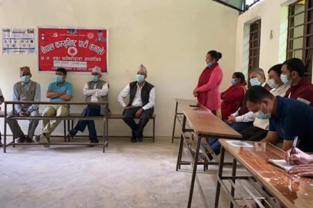 नेपाल कम्युनिष्ट पार्टी एमाले रूरू क्षेत्र नं ४ वडा कमिटीद्वारा एक कार्यक्रम बीच पहिरो पीडित परिवारलाई राहत वितरण
