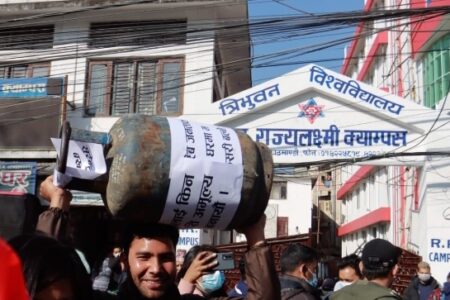 विद्यार्थीले निकाले मुल्यवृद्दिको विरोधमा सिलिन्डर बोकेर जुलुस (तस्बिर सहित)