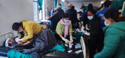 जाजरकोट बस दुर्घटनाका घाइतेलाई हेलिकप्टरबाट उपचारका लागि नेपालगन्ज लगियो