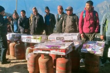 गाउँपालिकाले दियो ३७ विद्यालयलाई ग्याँस सिलिण्डर र चुल्हो