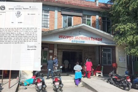 भरतपुर अस्पतालले भन्यो, ‘कोभिड संक्रमणको उच्च प्रकोप, सामान्य प्रकृतिका विरामी नआउनू’