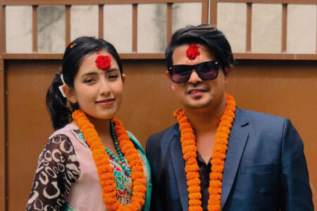 चर्चित गायक कमल खत्री र गायिका मेलिना मैनालीले गरे इन्गेजमेन्ट