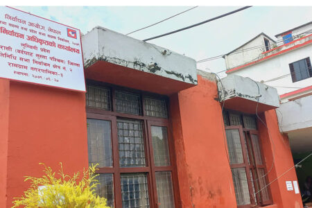 नवलपरासीमा एक मतदान अधिकृत बर्खास्त
