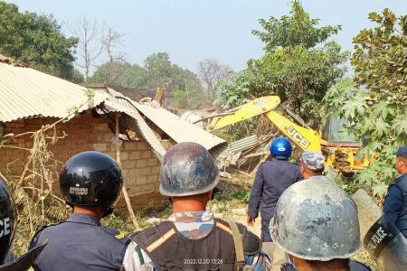 सार्वजनिक जग्गा अतिक्रमण गरी निर्माण गरिएका संरचनामा रुपन्देहीको गैडहवा गाउँपालिकाद्वारा डोजर चलाउन सुरु