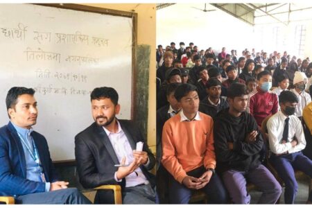 आफ्नो स्कुलमा नगरपालिकाको प्रशासकीय प्रमुखसँग छलफल गर्न पाउँदा विधार्थी हर्षित