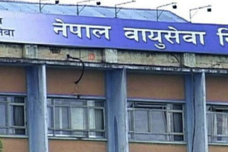 सरकारले इन्धनको मूल्यमा प्रतिलिटर १० रुपैयाँ कटौती गरेसँगै आजबाट हवाई भाडा घट्यो