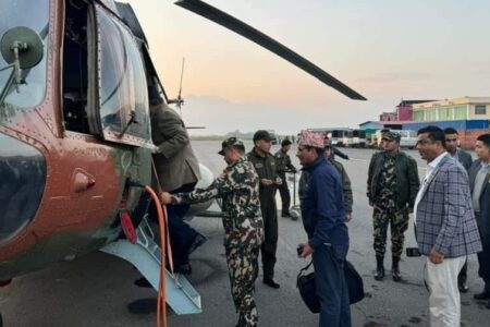प्रधानमन्त्री पुष्पकमल दाहाल ‘प्रचण्ड’ स्वास्थ्यकर्मीकाे टाेलीसहित जाजरकाेट प्रस्थान